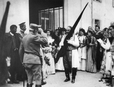 De koning van Montenegro met een Turkse vlag, Cettinge, Montenegro, 1913 door English Photographer